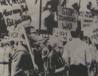 Demonstration gegen
                                den kriminellen Vietnamkrieg auf Hawaii,
                                5. Februar 1966: Menschen auf den
                                Hawaii-Inseln demonstrierten
                                protestierend gegen die Ankunft von
                                ["US"-Pr�sident] Johnson, der
                                hier ein milit�risches Treffen mit der
                                Vietnam-Milit�rkommission abhielt - 5.
                                Februar 1966