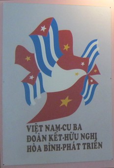 Eine
                                  kubanisch-vietnamesische Fahne mit
                                  Friedenstaube feiert 3 Jahre
                                  milit�rische Entwicklung