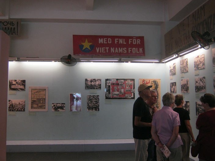 Schild
                              "Volksarmee" - und Widerstand in
                              Europa gegen den Vietnamkrieg