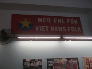 Propagandaschild aus Norwegen:
                                  "Med FNL for viet nams
                                  folk", deutsch: "Mit der FNL
                                  f�r die Vietnamesen"