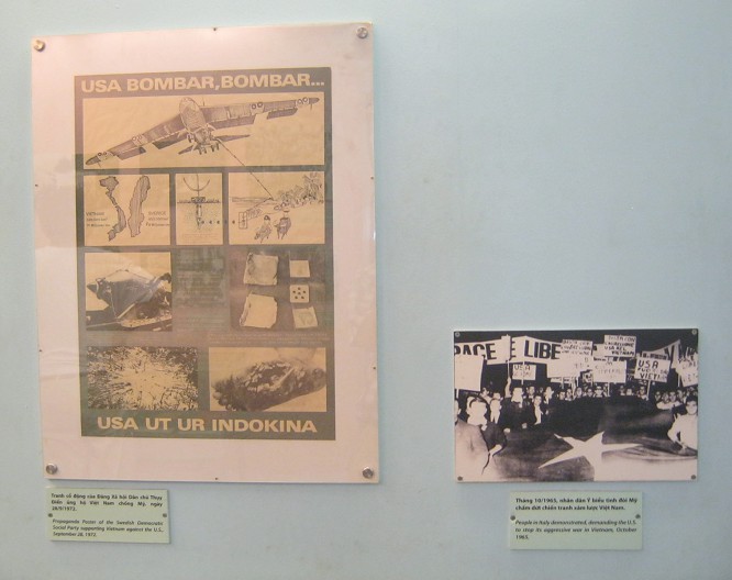 Plakat aus Schweden gegen
                              "US"-Bomber und Demonstration in
                              Italien gegen den Vietnamkrieg 1965