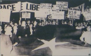 Demonstration gegen den
                                      Vietnamkrieg in Italien, Oktober
                                      1965: Leute in Italien
                                      demonstrierten mit dem Anliegen,
                                      dass die "USA" ihren
                                      Aggressionskrieg in Vietnam
                                      beendet - Oktober 1965