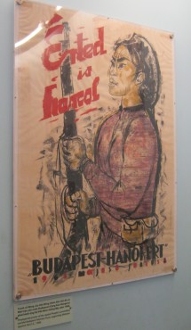 Plakat in Ungarn f�r
                                  Vietnam 1968: Propagandaplakat des
                                  Volkskomitees der Hauptstadt Budapest
                                  und der Budapester Patriotischen
                                  Front, mit der Unterst�tzung von
                                  Vietnam gegen die "USA",
                                  1968