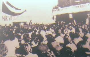 Demonstration
                              gegen den Vietnamkrieg in der CSSR am 1.
                              Mai 1966: Leute in Prag (Hauptstadt der
                              Tschechoslowakei) bei einer Veranstaltung
                              zur Unterst�tzung der vietnamesischen
                              Bev�lkerung zum Kampf gegen die
                              "USA" und zur nationalen
                              Rettung, 1. Mai 1966