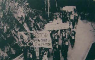 Norwegen: Demonstration gegen
                              den Vietnamkrieg in Moss, 23.5.1966:
                              Bewohner in Moss (Norwegen) demonstrierten
                              und verlangten den Stopp des
                              "US"-Kriegs und verlangten den
                              R�ckzug ihrer Truppen aus Vietnam, 23. Mai
                              1966