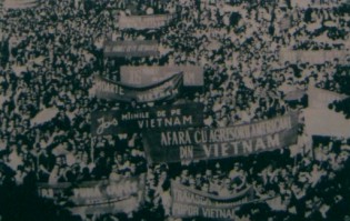 Rum�nien: Demonstration gegen den
                                Vietnamkrieg am 30. Juni 1966:
                                Demonstration in Rum�nien mit der
                                Forderung, dass die "USA"
                                ihren Aggressionskrieg in Vietnam
                                stoppen sollte, 30, Juni 1966