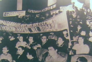 Bulgarien:
                              Demonstration gegen den Vietnamkrieg in
                              Sofia, Juli 1966: Demonstration in Sofia
                              (Hauptstadt von Bulgarien), sie klagten
                              die "USA" wegen der Eskalation
                              und wegen des destruktiven Krieges in
                              Nordvietnam an, Juli 1966