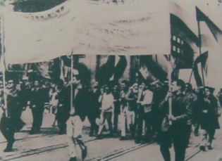 DDR: Jugend-
                              und Studentendemonstration gegen den
                              Vietnamkrieg am 17. Juli 1966: Jugend- und
                              Studentendemonstration in der DDR mit dem
                              Protest gegen den
                              "US"-Aggressionskrieg in
                              Vietnam, 17. Juli 1966