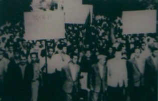 Albanien:
                              Demonstration in Tirana gegen den
                              Vietnamkrieg, 19. M�rz 1968: Demonstration
                              der Bewohner in Tirana (Hauptstadt von
                              Albanien) mit dem Beistand gegen die
                              "USA" und f�r die nationale
                              Rettung des vietnamesischen Volkes, 19.
                              M�rz 1968