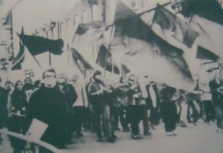 D�nemark: Jugenddemonstration gegen
                              den Vietnamkrieg in Kopenhagen, 5. August
                              1970: Jugendliche in Kopenhagen (D�nemark)
                              demonstrierten vor der
                              "US"-Botschaft gegen
                              "US"-Bombardierungen in
                              Nordvietnam, 5. August 1964