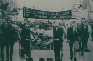 �sterreich: Demonstration
                                (Ostermarsch) gegen den Vietnamkrieg in
                                Wien, 27. April 1968: Bev�lkerung in
                                Wien (Republik �sterreich) hiessten an
                                ihrer Demonstration die Flagge der
                                S�dvietnamesischen Nationalen
                                Befreiungsfront, gleichzeitig mit der
                                Anklage der "USA" f�r ihre
                                Kriegsverbrechen in Vietnam, 27. April
                                1968