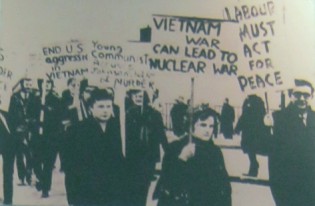 England: Demonstration gegen
                                    den Vietnamkrieg in London, 17. M�rz
                                    1968: Bev�lkerung in London
                                    (Vereinigtes K�nigreich)
                                    demonstrierten am 17. M�rz 1968 mit
                                    der Forderung f�r den R�ckzug der
                                    "US"-Truppen aus Vietnam