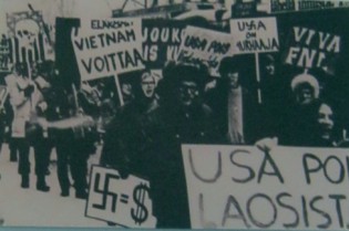 Finnland (SF):
                                Demonstration in Helsinki gegen den
                                Vietnamkrieg, 18. Februar 1970:
                                Bev�lkerung in Helsinki (die Hauptstadt
                                der Republik Finnland) demonstrierte am
                                15. Februar 1970 mit der Forderung f�r
                                den R�ckzug der "US"-Truppen
                                aus Vietnam, Laos und Kambodscha