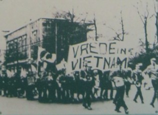 Holland: Demonstration gegen
                                den Vietnamkrieg in Amsterdam 1970:
                                Bev�lkerung in Amsterdam (K�nigreich der
                                Niederlande) demonstrierte gegen die
                                "US"-Aggression in Vietnam und
                                forderte "Frieden in Vietnam",
                                1970