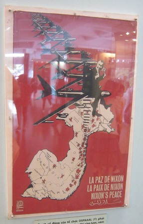 Plakat gegen Bomben
                                  von Nixons B52-Bombern auf Vietnam,
                                  Laos und Kambodscha