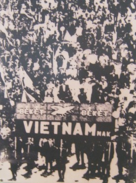 Ungarn: Demonstration gegen
                              den Vietnamkrieg in Budapest, 1. Mai 1966:
                              Bev�lkerung in Budapest (Hauptstadt der
                              Republik Ungarn) demonstrierte am 1. Mai
                              1966 f�r die Unterst�tzung des
                              vietnamesischen Volkes f�r den Kampf gegen
                              die "USA" zur nationalen
                              Rettung
