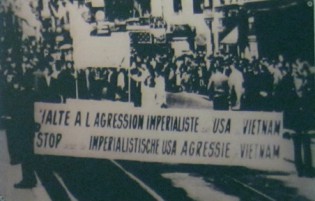 Belgien: Demonstration in Br�ssel
                              gegen den Vietnamkrieg, 1. Mai 1965