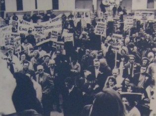 Kanada: Demonstration
                              gegen den Vietnamkrieg in Ottawa 1966:
                              Bev�lkerung in Ottawa (Hauptstadt Kanadas)
                              demonstrierte im Juni 1966 mit Protest
                              gegen die "US"-Invasion in
                              Indochina