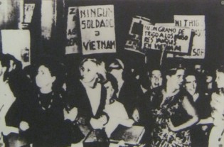 Argentinien: Demonstration gegen den
                              Vietnamkrieg in Buenos Aires am 25. M�rz
                              1966: Bev�lkerung in Buenos Aires
                              (Hauptstadt Argentiniens) demonstrierte am
                              25. M�rz 1966 gegen die
                              "US"-Invasion in Vietnam