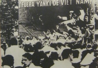 Venezuela: Demonstration gegen den
                              Vietnamkrieg in Caracas, 17. Mai 1968:
                              Bev�lkerung in Caracas (Republik
                              Venezuela) demonstrierten am 1. Mai 1968
                              ihre Solidarit�t mit dem Kampf des
                              vietnamesischen Volkes gegen die
                              "US"-Aggression.