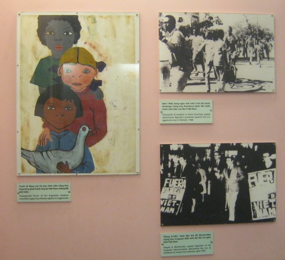 Ein Plakat aus
                              Argentinien gegen den Vietnamkrieg -
                              Demonstrationen in Santo Domingo und
                              Montevideo gegen den Vietnamkrieg