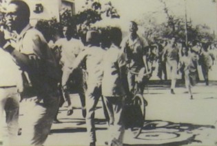 Dominikanische Republik:
                              Demonstration gegen den Vietnamkrieg in
                              Santo Domingo 1968: 1000e Studenten
                              demonstrierten 1968 in Santo Domingo
                              (Hauptstadt der Dominikanischen Republik)
                              gegen den Aggressionskrieg der
                              "USA" in Vietnam.