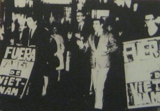 Uruguay:
                                    Demonstration gegen den Vietnamkrieg
                                    in Montevideo, April 1967:
                                    Bev�lkerung in Montevideo
                                    (Hauptstadt der Republik Uruguay)
                                    demonstrierte im April 1967 mit der
                                    Forderung nach einem R�ckzug der
                                    "US"-Truppen aus Vietnam.