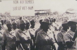Guinea (Westafrika):
                              Demonstration gegen den Vietnamkrieg 1966:
                              In der Volksrepublik Guinea demonstrierte
                              im Jahre 1966 die Bev�lkerung gegen den
                              Aggressionskrieg der "USA" in
                              Vietnam mit dem Slogan "Vietnam nicht
                              bombardieren" ("Not to bomb
                              Vietnam")
