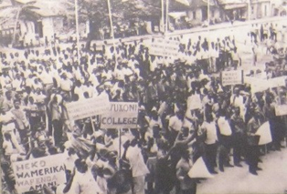 Demonstration gegen den Vietnamkrieg
                              in Tansania am 1. Mai 1967: Am 1. Mai 1967
                              demonstrierte die Bev�lkerung in der
                              Republik Tansania mit Slogans gegen die
                              barbarischen "US"-Verbrechen in
                              Vietnam.