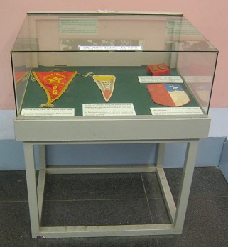 Wimpel von
                              Kommunistischen Parteien und
                              Befreiungsfronten mit dem Ausdruck der
                              Solidarit�t f�r Vietnam