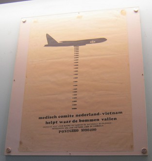Holl�ndisches Protestplakat
                              des Medizinischen Komitees Holland-Vietnam
                              gegen den Vietnamkrieg, wo Bomben auf
                              Vietnam, Laos und Kambodscha geschmissen
                              werden