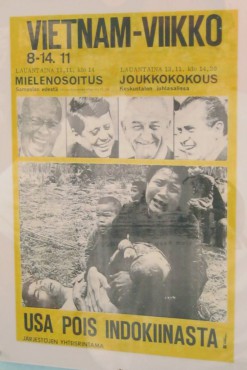 Finnisches Protestplakat gegen den
                              Vietnamkrieg mit Solidarit�t f�r Vietnam