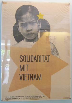 Plakat der DDR
                                (Ostdeutschland) mit dem Appell f�r
                                Solidarit�t mit Vietnam