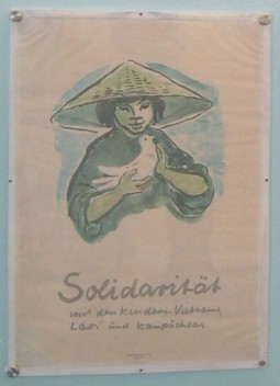 Plakat der DDR (Ostdeutschland)
                                    f�r die Solidarit�t mit Vietnam mit
                                    einer Friedenstaube