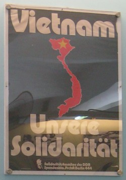 Plakat
                                der DDR (Ostdeutschland) f�r die
                                Solidarit�t mit Vietnam mit einer
                                Landkarte von Vietnam