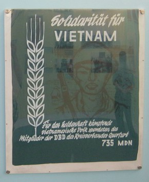 Plakat der DDR f�r
                                Solidarit�t mit Vietnam 04