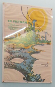 Plakat der DDR
                                (Ostdeutschland) f�r Solidarit�t mit
                                Vietnam 6: Vietnam wird wieder gr�n