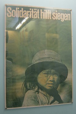 Plakat der DDR (Ostdeutschland) f�r
                                Solidarit�t mit Vietnam:
                                "Solidarit�t hilft siegen"