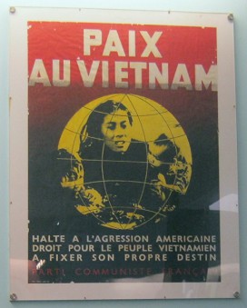 Frankreich: Plakat gegen den
                                Vietnamkrieg: Protestplakat der
                                Franz�sischen Kommunistischen Partei mit
                                der Unterst�tzung des Widerstands des
                                vietnamesischen Volkes gegen die
                                "US"-Aggression, Mai 1967