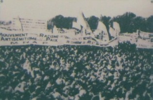 Demonstration gegen den
                                  Vietnamkrieg in Paris, August 1967:
                                  Leute in Paris (Hauptstadt von
                                  Frankreich) demonstrierten im August
                                  1967 mit der Forderung, dass die
                                  "USA" sich aus Vietnam
                                  zur�ckziehen sollten.