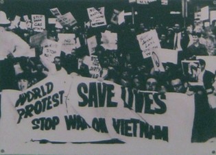Demonstration
                                gegen den Vietnamkrieg in Sydney
                                (Australien) 1966: Jugenddemonstration
                                in Sydney (Australien) 1966 mit Protest
                                gegen die australische Regierung, die
                                mit den "USA"
                                zusammenarbeitete und junge Australier
                                dazu zwang, in der
                                "US"-Schlacht in Vietnam zu
                                Ziel zu werden.