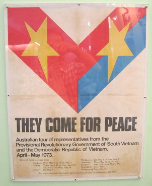 Plakat einer Vietnam-Delegation,
                                  die in Australien eine
                                  Informationsreise macht, 1973