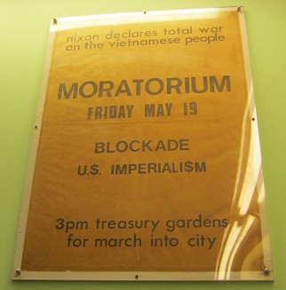 Australien:
                                        Plakat des Widerstands in
                                        Melbourne f�r ein Moratorium
                                        gegen den Vietnamkrieg