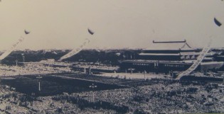 Peking:
                              Demonstration gegen den Vietnamkrieg am
                              22. Juni 1966: Am 22. Juli 1966 auf dem
                              Platz des Friedenstores demonstrierten
                              Millionen Peking-Chinesen f�r die enge
                              Unterst�tzung des "Briefs, der dem
                              Patriotenkollegen des Landes" von
                              Pr�sident Ho Chi Minh geschickt worden
                              war, mit der resoluten Unterst�tzung des
                              grossen, anti-"amerikanischen"
                              Widerstandes zur nationalen Rettung des
                              vietnamesischen Volkes.