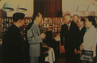 Mao mit Tuu Tho und Nguyen Thi Binh:
                              "Am 20. November 1973 empfing
                              Pr�sident Mao Tse Tung den Kameraden
                              Nguyen Huu Tho, der Vorsitzende des
                              Pr�sidiums des Vietnamesischen
                              Befreiungsfrontskomitees, sowie der
                              Kameradin Nguyen Thi Binh,
                              Aussenministerin der provisorischen
                              Regierung der S�dvietnamesischen Republik.
                              Pr�sident Mao Tse Tung meinte: "Wir
                              m�ssen euch alle unterst�tzen, daf�r alle
                              M�glichkeiten aussch�pfen, um euch zu
                              helfen. Wir m�ssen auch dem
                              s�dvietnamesischen Volke danken, das so
                              lange Widerstand geleistet hat."