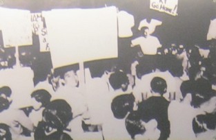 Demonstration gegen den
                                  Vietnamkrieg auf den Philippinen 1966:
                                  �ber 3000 Einwohner von Manila
                                  (Republik der Philippinen)
                                  demonstrierten am 24. Oktober 1966
                                  gegen den Aggressionskrieg der
                                  "USA" in Vietnam.