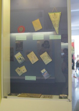 Vitrine mit Wimpel und Abzeichen als
                              Solidarit�tsbekundung mit Vietnam