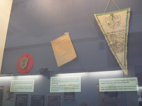 Plakette, Buch und Wimpel als
                              Solidarit�tskundgebung f�r Vietnam