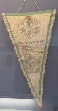 Der Solidarit�tswimpel
                              der Al Fatah f�r Vietnam: Die Flagge der
                              Pal�stinensisch-nationalen
                              Befreiungsfront, die das vietnamesische
                              Volk gegen die "USA"
                              unterst�tzte