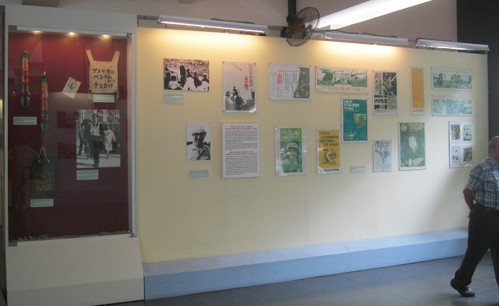 Galerie mit B�chern, Plakaten und
                              Demonstrationen gegen den Vietnamkrieg